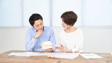 夫の給料は上がったのに…妻の収入「8.8％減」の現実。家計を襲う「世帯内格差」と「コト消費」活況の裏側