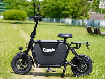 “愛犬と旅する”電動バイク「Doggie(ドギー)」が安全性・走行性能・デザインすべてを見直しリニューアル！　愛犬とのお出かけが、もっと自由で快適になる。