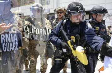LAでの移民抗議活動に州兵派遣　米政権、参加者と衝突で封鎖