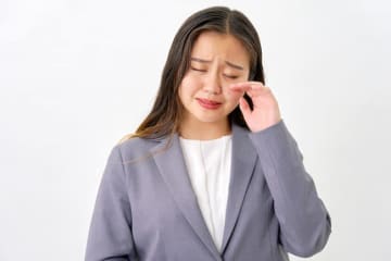 『すぐ被害者ぶる人』に見られやすい心理と特徴5選　どう対処すべき？