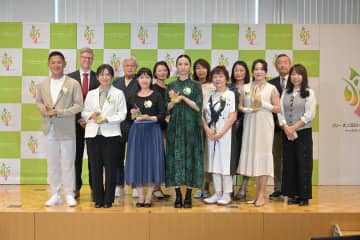 がんと生きる思いを言葉とアートで伝えるコンテスト　「リリー・オンコロジー・オン・キャンバス」の授賞式を開催