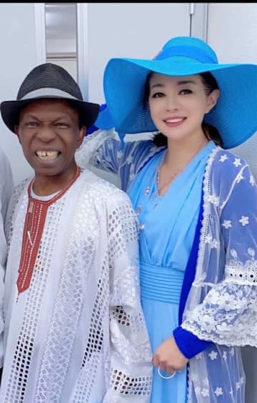 オスマン・サンコンと歌手の北山みつき夫人が大阪万博のイベントに出演