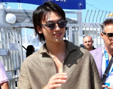 「悔しい匂いが残ってた。でもやっぱりサッカーは好き」超売れっ子俳優が古巣を訪問。かつて未来の日本代表10番とチームメイト