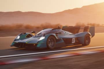 V12の咆哮とレースカーとほぼ同じ走行体験を提供。アストンマーティン『ヴァルキリーLM』を初公開