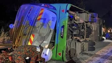 学生ら乗せたバスが車に衝突、15人死亡　マレーシア