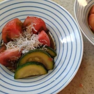 トマトとズッキーニの和風冷製サラダ