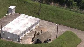 アメリカ軍の不発弾保管庫で爆発、自衛隊員4人けが　不発弾のサビとる「再識別作業」中に　沖縄・読谷村「嘉手納弾薬庫地区」敷地内で