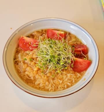 モト冬樹、インスタントラーメンを作るときに入れるもの「くさみが消えて圧倒的に美味しくなります」