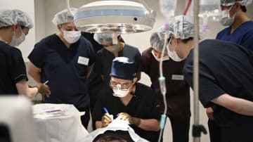 美容外科クリニック「eクリニック」が医師向けに「公開カンファレンス」を実施　形成外科医や美容外科医など14名の医師が参加
