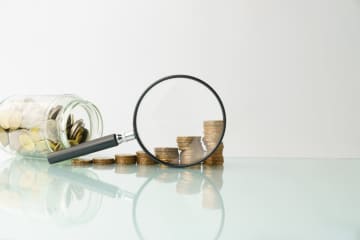 今まで「年収500万円」でしたが、定年後は65歳まで「月収20万円」の再雇用で働く予定です。60歳以降働かない場合と比べて“年金”はいくら増えますか？ 受給額をシミュレーション