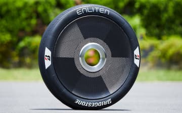ブリヂストン、再生資源・再生可能資源比率65%以上の「ENLITEN」技術搭載タイヤを「2025 Bridgestone World Solar Challenge」に供給