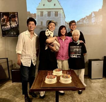 三浦知良の妻・三浦りさ子、次男＆義母の合同誕生会での家族ショット公開 「ファミリー写真素敵」「すごいメンバーが集合」