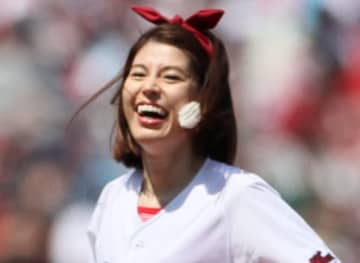 「でかっ」神田愛花、“顔ぐらいある”超巨大ドーナツとの2ショットを披露→「見た目のインパクトが…」「美味しそうすぎる」