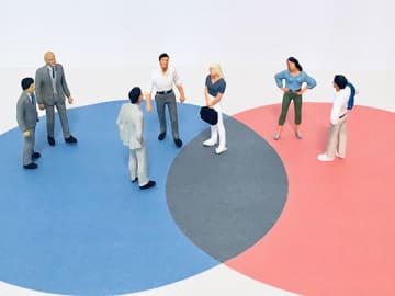 約5割が職場に派閥があると回答！巻き込まれたくない学歴、結婚歴、出世争い