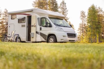 旅行が趣味の60代夫婦です。定年後、月の半分は「キャンピングカー」で生活しながらの旅行を検討していますが、購入とレンタルではどちらがコストをおさえられますか？
