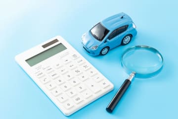まだ乗れる15年落ちの「カローラ」だけど、自動車税が“重課”に！ 維持費が安くなるなら「買い替える」べき？ かかるコストを比較