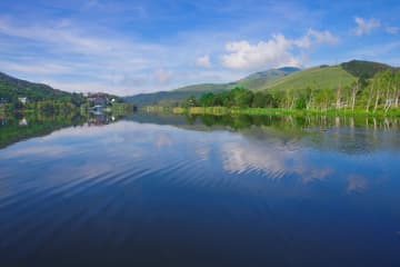 美しい湖を望むプライベートサウナ付きアウトドアホテル「Earthboat 白樺湖」オープン！｜長野県