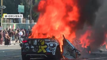 「トランプよ今すぐ去れ」アメリカ・ロサンゼルスで移民摘発に抗議するデモ隊の一部が暴徒化、激しい衝突に　トランプ大統領の州兵派遣表明が“火に油”