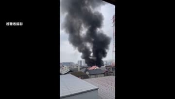 住宅街から立ち上る真っ黒な煙…運送会社の倉庫など全焼し車やバイク16台にも燃え移る　火は約2時間後に消し止められる　神奈川・相模原市