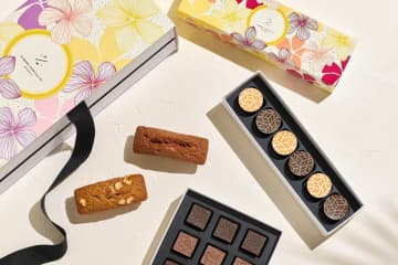 ピエール マルコリーニ25年夏“ダージリン＆アールグレイ”香るショコラなど、プルメリアの花ボックスで