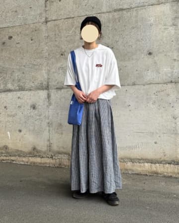 青いバッグ、どうコーデする？ カジュアルからきれいめまで合わせ方10連発