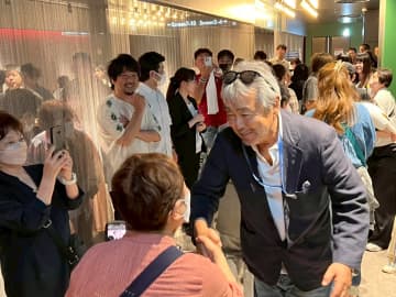 「えっ！ホンモノだ！！」「ずっとファンでした！」主演・寺尾聰が映画の舞台・横須賀にサプライズ登場！映画『父と僕の終わらない歌』