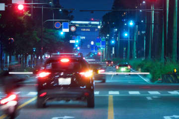 トヨタ・シエンタが “無灯火” で信号待ち車両を追い抜き『信号無視』複数車両と衝突も “走って逃走” するドラレコ映像が話題に「レンタカーなので逃げ切れないだろ……」「夜に無灯火、信号無視、スピード違反、当て逃げ。違反のオンパレード」
