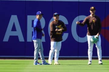 山本由伸と松井裕樹が談笑　WBC優勝戦士が試合前に穏やかムード…園田通訳も加わる