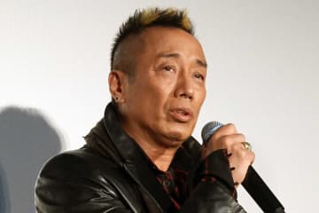 長渕剛、プライベートでの食事風景にファン仰天　まさかの“装い”「ありえない」「ワイルド」