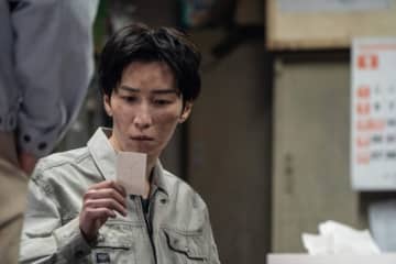 Snow Man・渡辺翔太主演『事故物件ゾク 恐い間取り』、新旧主人公を徹底比較！　新場面写真＆新幕間映像解禁