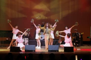 ムード歌謡の貴公子、タブレット純が東京・浅草公会堂でリサイタル