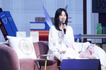 涙と笑顔に包まれた感動の時間…女優パク・ボヨン、7年ぶりのファンミで“逆プレゼント”