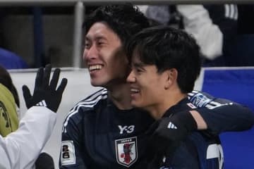 ｢スーツ姿の鎌田大地まだ味する｣FA杯優勝“1人だけスーツ事件”の舞台裏動画が話題｢ガチでおもしろい｣｢高度なコラじゃないことが証明｣の声
