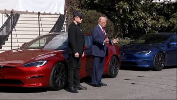 トランプ大統領 購入したテスラ車を「少し移動させるかもしれない」　地元メディア“売却の可能性”報道