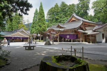 なぜ神社の参道には『砂利』が敷かれているのか…その音に秘められた意味とは