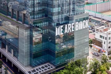 BTSの帰還を予告！HYBE社屋の外壁に“WE ARE BACK”の文字が登場…「BTS FESTA」祝祭ムード最高潮