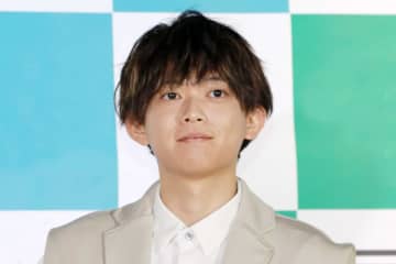 搭乗した飛行機で“ある異変”が…　松丸亮吾が公開「怖すぎ」「異世界行き」