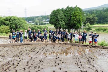NOK熊本事業場の社員と家族55人が「地下水を育む田植え」に参加