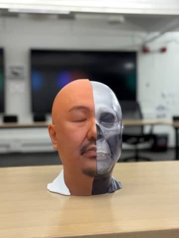 出血し、体温も感じる“生きた顔”。日本発、世界初のクローン級超精密3D医療モデル『3D Live Clone Face Model』、その原型がスタンフォード大学でデビュー　実体モデル×XR×AIで“触れて学ぶ”新時代の医療教育へ。顔を0.02mm精度で再現した『3D Live Clone Face Model』プロトタイプ、世界初公開