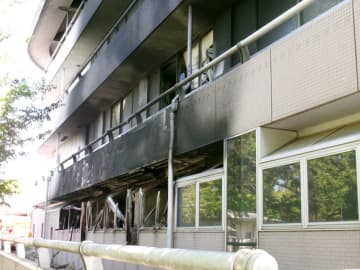 復旧に3年、40億円　埼玉・白岡　火災の影響で閉鎖している市役所本庁舎　職員駐車場にプレハブの仮庁舎を設置