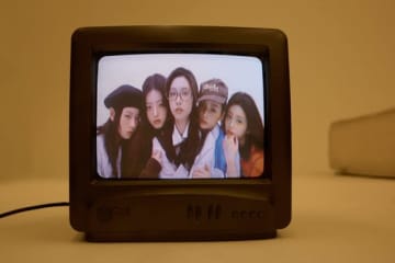 ILLIT、3rdミニアルバム「bomb」最初のコンセプトフォトを公開…イヤモニ風イヤホンも話題に