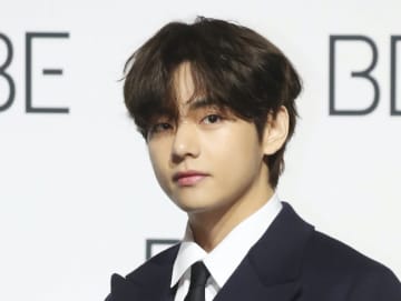 BTS V、除隊したRMとの“後ろ姿”にファン感動 「涙止まらない」「待っててよかった」