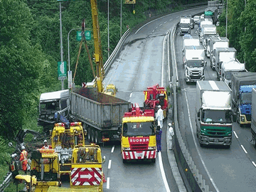 【名阪国道】奈良市内のΩカーブ区間でトレーラー事故 通行止め解除には時間がかかる見込み（10日14:00現在）