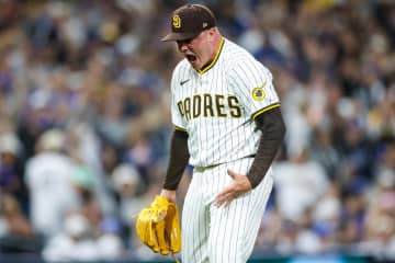 大谷抑えるも悪送球でがっくり→ピンチ抑えて雄たけび　パドレスの左腕モレホンが意地の投球