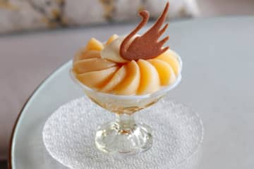 パレスホテル東京の“白鳥舞う”桃パフェ、抹茶＆マンゴーの夏限定シェーブアイスも