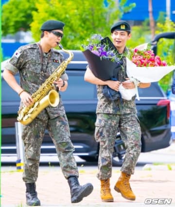 BTSのRM＆V、除隊現場でファンが出迎え…サックスでの「コナン」演奏も話題に“部隊から舞台に復帰する”