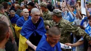 ウクライナとロシアが捕虜交換を実施、戦争のほぼ全期間捕虜だった兵士も