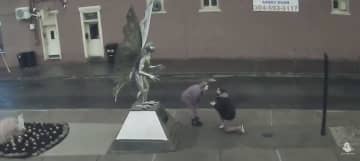 ＵＭＡ「モスマン」の目の前でプロポーズの瞬間の画像が全米で話題　ウェストバージニア州