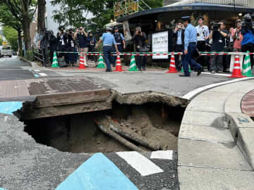 福岡・天神近くで陥没事故、高島市長が「現場レポ」　「雨水管の隙間から土砂が流出した可能性」