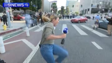 警察がゴム弾も使用…移民政策反発の抗議デモで記者20人以上が負傷・取材活動妨害も　米・ロサンゼルス